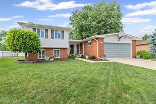 44018 Bannockburn Dr in Canton Township, MI - Building Photo