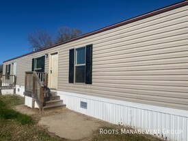 1853 NE Burgess Ct in Topeka, KS - Building Photo - Building Photo