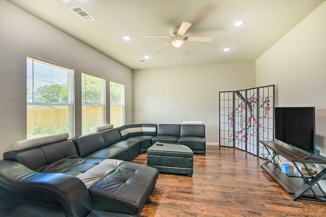 3510 Oleander Ave