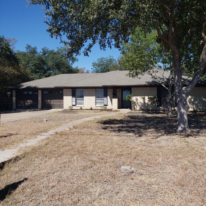 2308 Lake W Dr in Taylor, TX - Building Photo