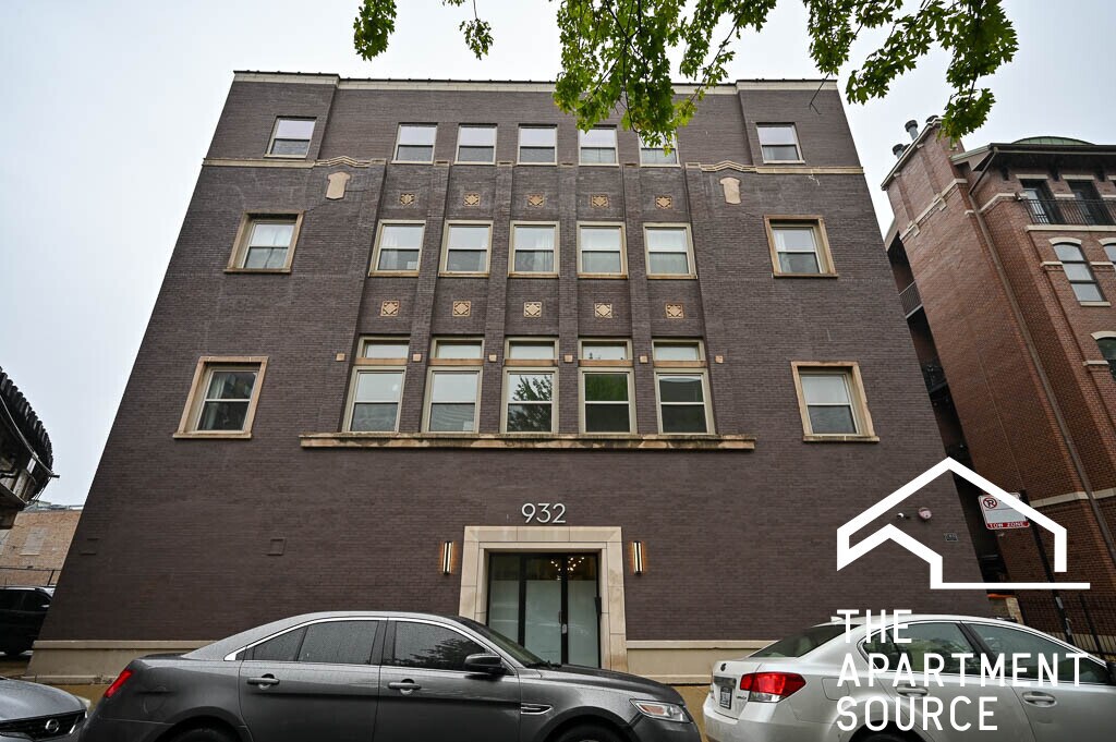 930 W Dakin St, Unit 301 in Chicago, IL - Building Photo
