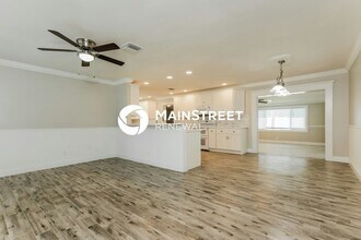 215 Cranberry Ln in Brandon, FL - Building Photo - Building Photo