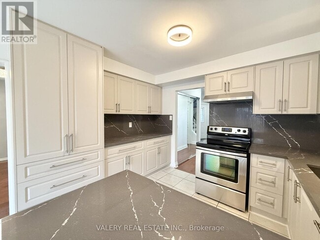 94 Reed Dr in Ajax, ON - Building Photo - Building Photo