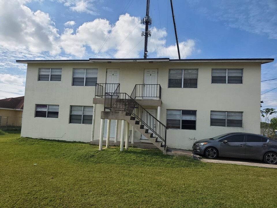 124 NW 12th Dr, Unit Apartment #2 in Belle Glade, FL - Building Photo