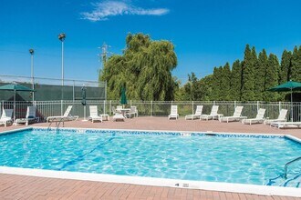 125 St.Andrew Cir in Southampton, NY - Building Photo - Building Photo