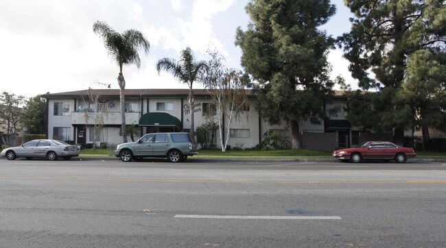 Canyon Manor in North Hollywood, CA - Foto de edificio - Building Photo