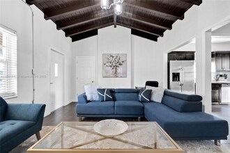 2315 SW 17th St in Miami, FL - Foto de edificio - Building Photo