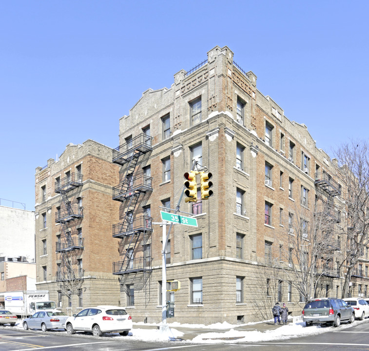 3415 37th Ave in Long Island City, NY - Building Photo