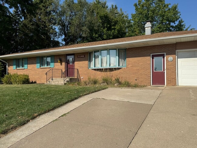 3246 Woodland Ct in Davenport, IA - Building Photo - Building Photo