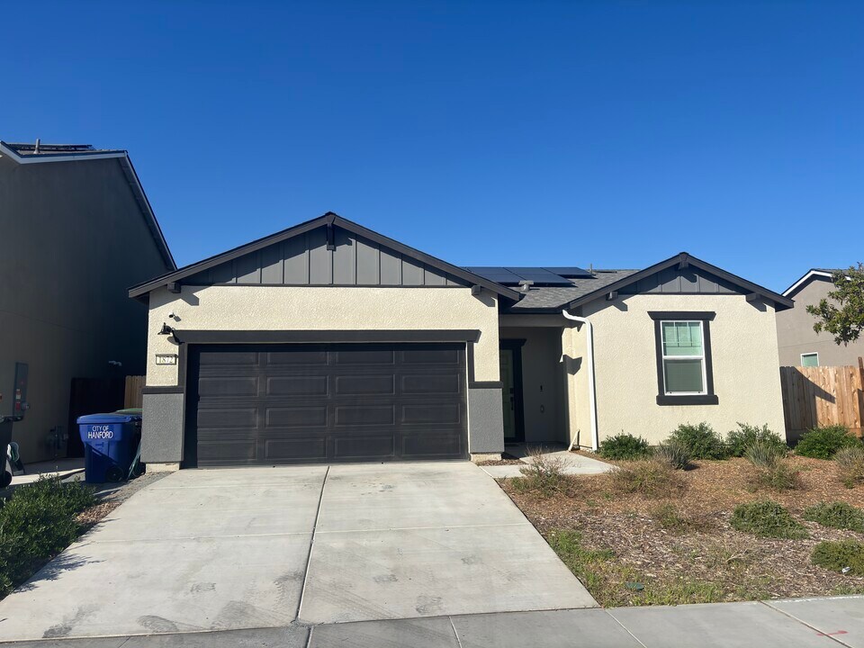 1872 W Graham St in Hanford, CA - Building Photo