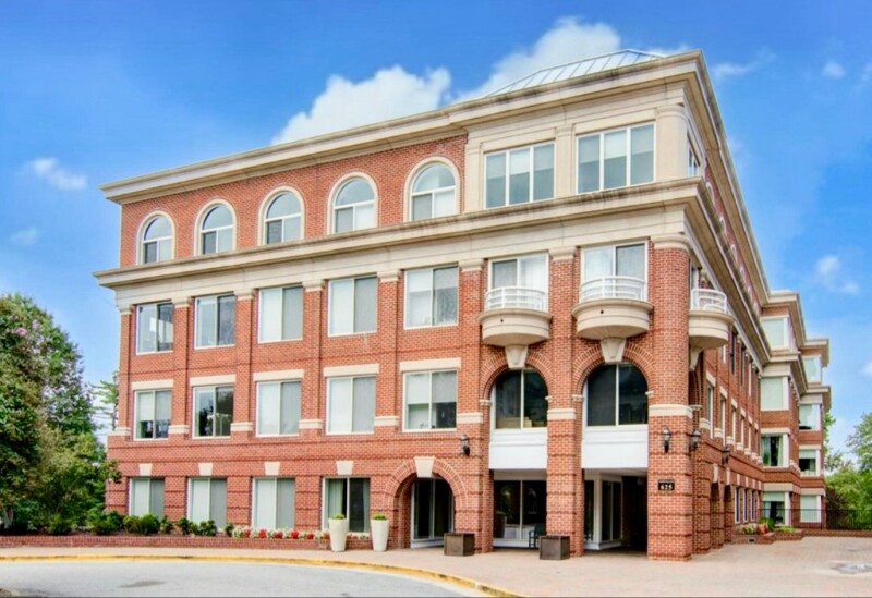 625 Slaters Ln in Alexandria, VA - Building Photo
