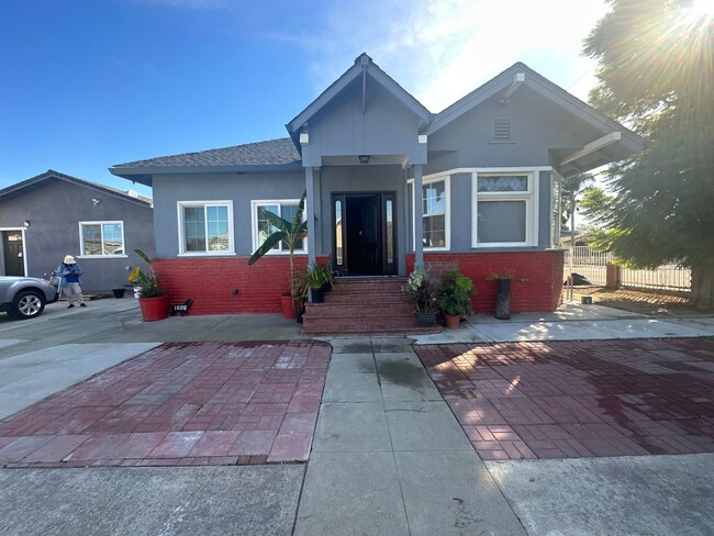property at 1606 E San Fernando St
