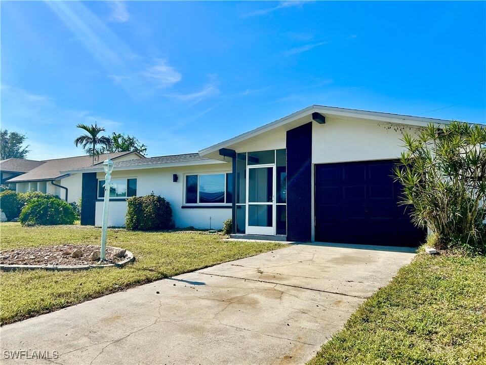 4210 SE 3rd Ave in Cape Coral, FL - Building Photo