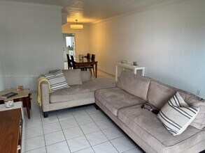 7921 East Dr in North Bay Village, FL - Foto de edificio - Building Photo