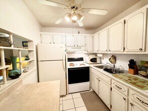 3040 Lake Osborne Dr in Lake Worth Beach, FL - Building Photo - Building Photo