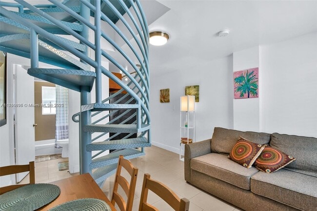6966 Byron Ave in Miami Beach, FL - Foto de edificio - Building Photo
