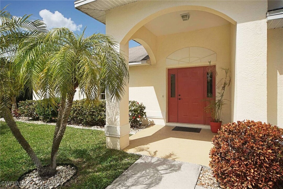 303 Aviation Pkwy in Cape Coral, FL - Building Photo