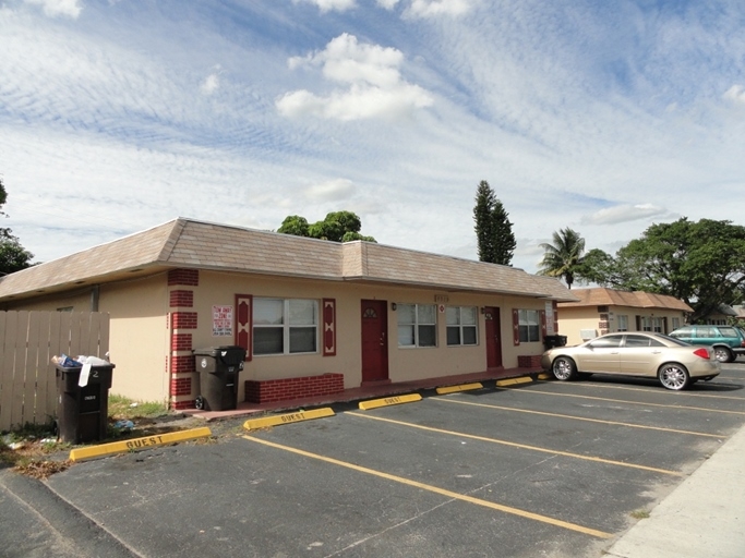 Emerald Apartments in Lauderdale Lakes, FL - Foto de edificio