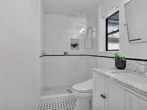 2410 G St, Unit 12 in Sacramento, CA - Building Photo - Building Photo
