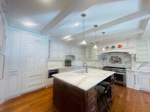 200 Iris Way in Palo Alto, CA - Foto de edificio - Building Photo