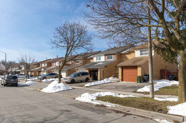 58 Valdor Dr in Toronto, ON - Building Photo - Building Photo