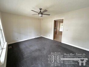 211 E Gilbreath St in Graham, NC - Foto de edificio - Building Photo