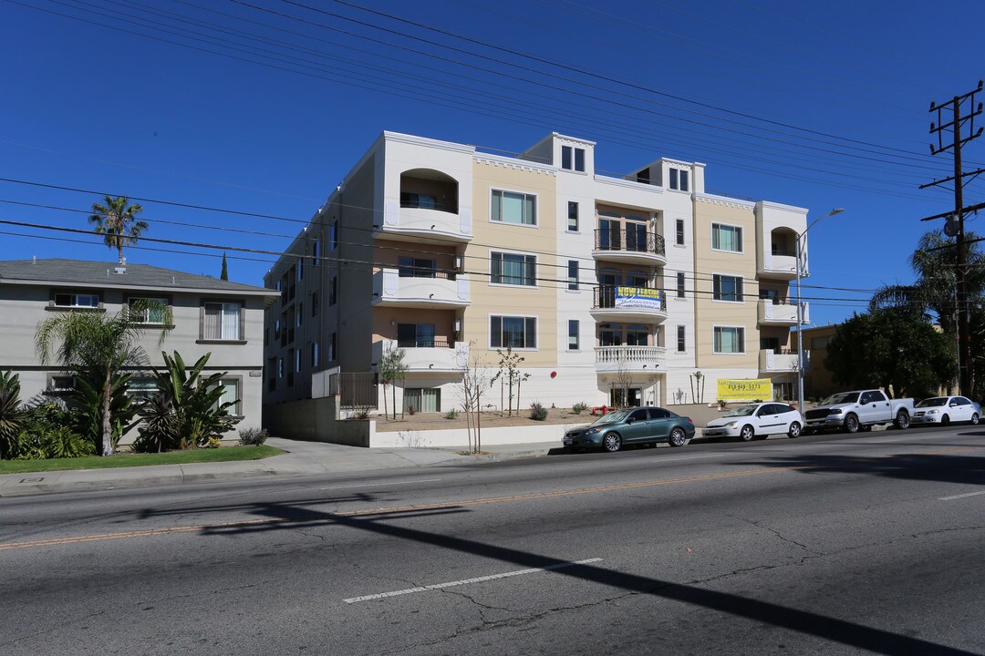 15435 Vanowen St in Van Nuys, CA - Foto de edificio
