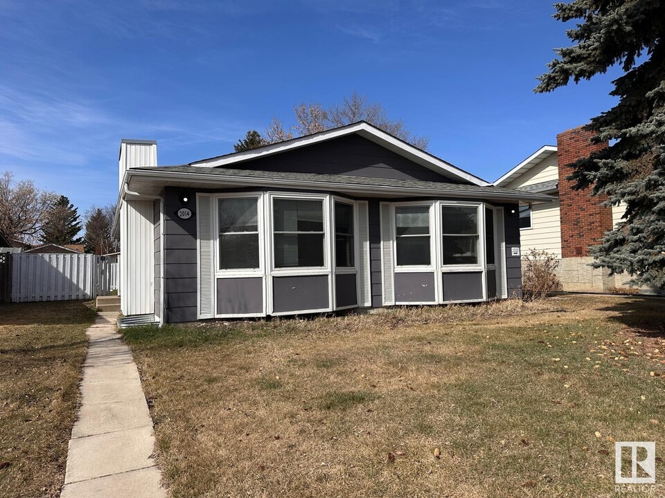 2014-2046 46 St NW in Edmonton, AB - Building Photo