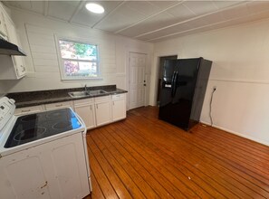 320 W College St in Nacogdoches, TX - Foto de edificio - Building Photo