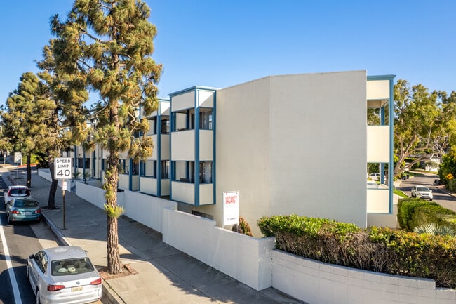 The Grecian Terrace Apartments in Redondo Beach, CA - Foto de edificio - Building Photo