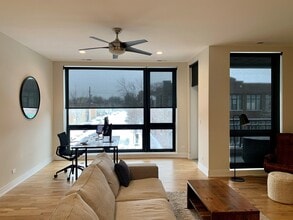 2556 W Armitage Ave-Unit -206 in Chicago, IL - Foto de edificio - Building Photo