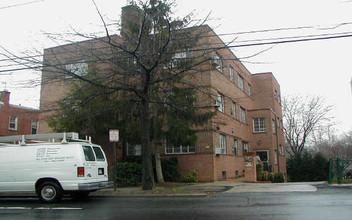 4560 MacArthur Blvd NW in Washington, DC - Building Photo - Building Photo