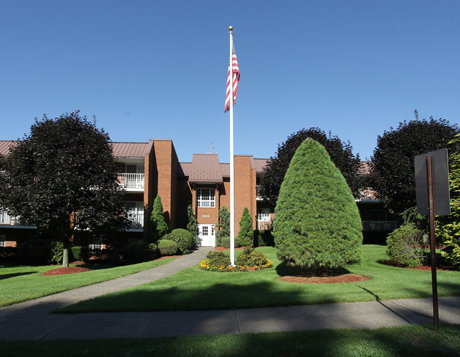 Diplomat Apartments in Bristol, CT - Building Photo - Building Photo