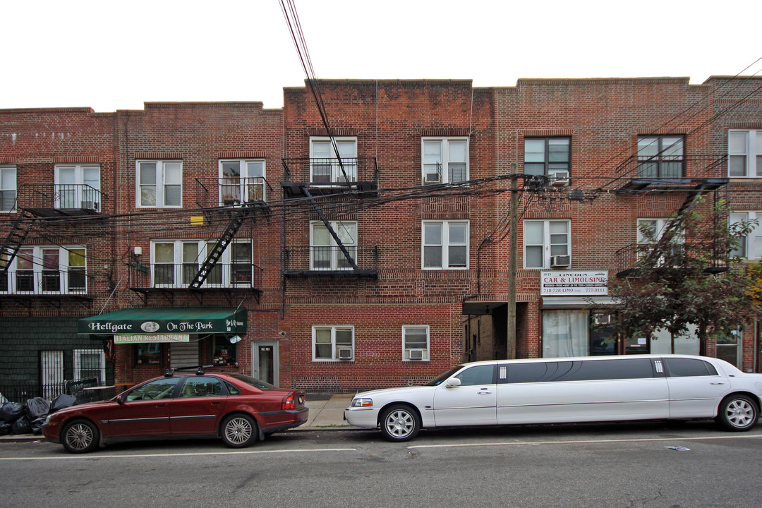 19-21 Ditmars Blvd in Long Island City, NY - Building Photo