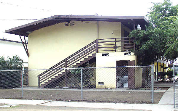 Vassar Gardens in Fresno, CA - Building Photo