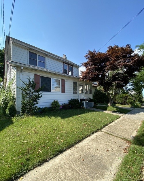 10 Tollgate Ct, Unit 1st Floor in Lynbrook, NY - Foto de edificio - Building Photo