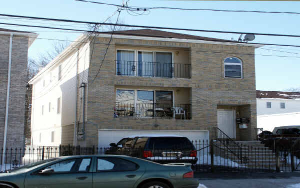 554 Hawthorne Ave in Newark, NJ - Building Photo