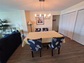 5200 Brittany Dr S in St. Petersburg, FL - Building Photo - Building Photo