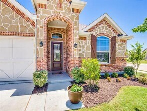 4548 Longfellow Ave in Aubrey, TX - Foto de edificio - Building Photo