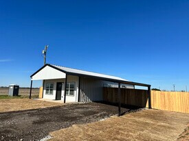 495 Grellhesl Rd in West, TX - Building Photo