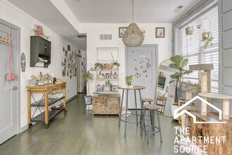 2834 W Diversey Ave, Unit 2F in Chicago, IL - Foto de edificio - Building Photo