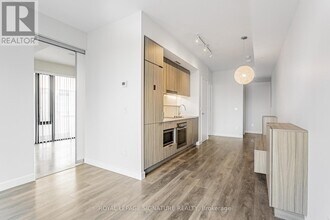 215 Queen St W in Toronto, ON - Building Photo - Building Photo