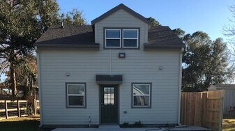 3211 Utah Ave in Dickinson, TX - Building Photo