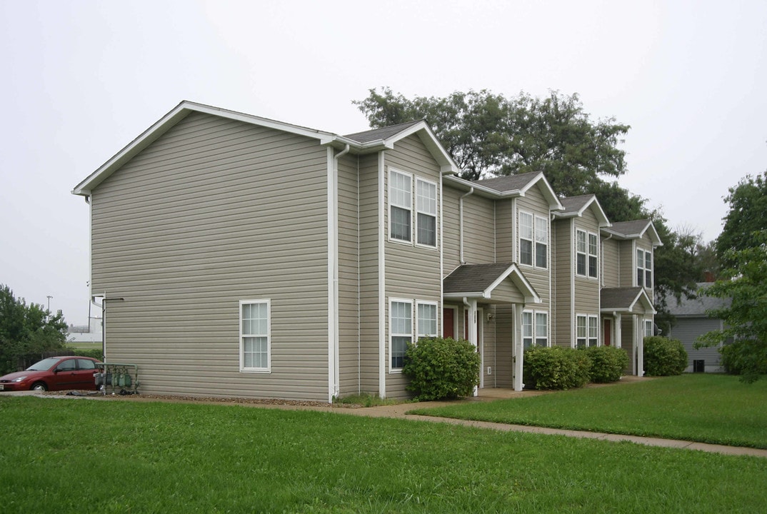 Oakwood Townhomes in Gardner, KS - Building Photo