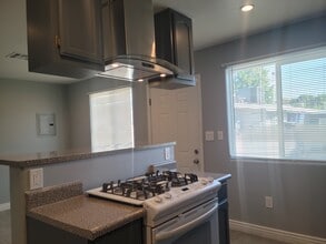 19449 Ingomar St in Los Angeles, CA - Foto de edificio - Building Photo