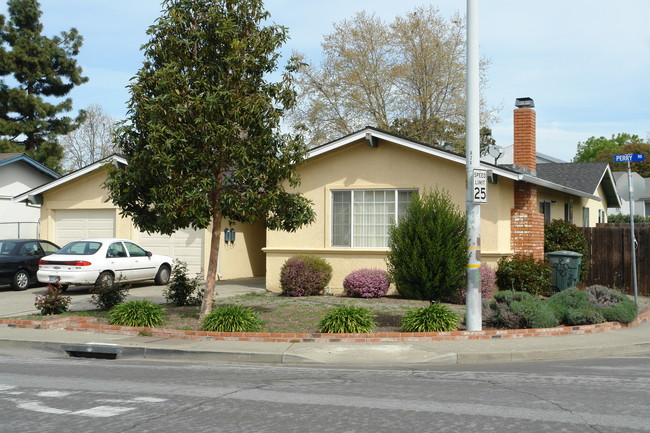 34848-34850 Perry Rd in Union City, CA - Foto de edificio - Building Photo