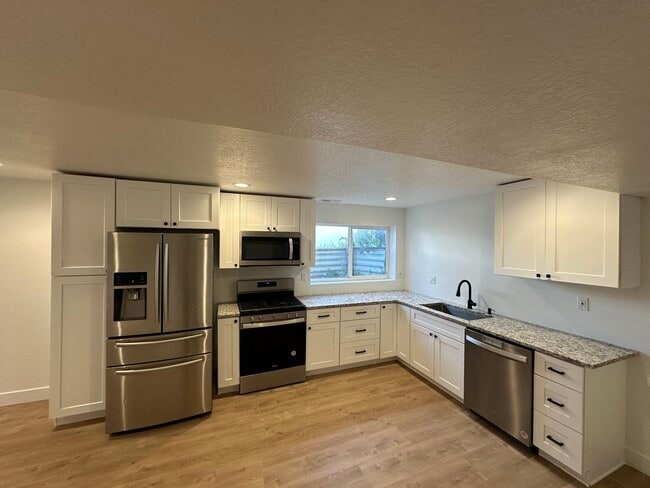2906 S 1550 W in Syracuse, UT - Foto de edificio - Building Photo