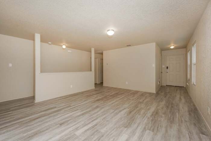 5615 Degan Way in San Antonio, TX - Building Photo