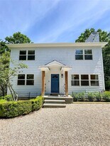 61 Hog Creek Rd in East Hampton, NY - Building Photo