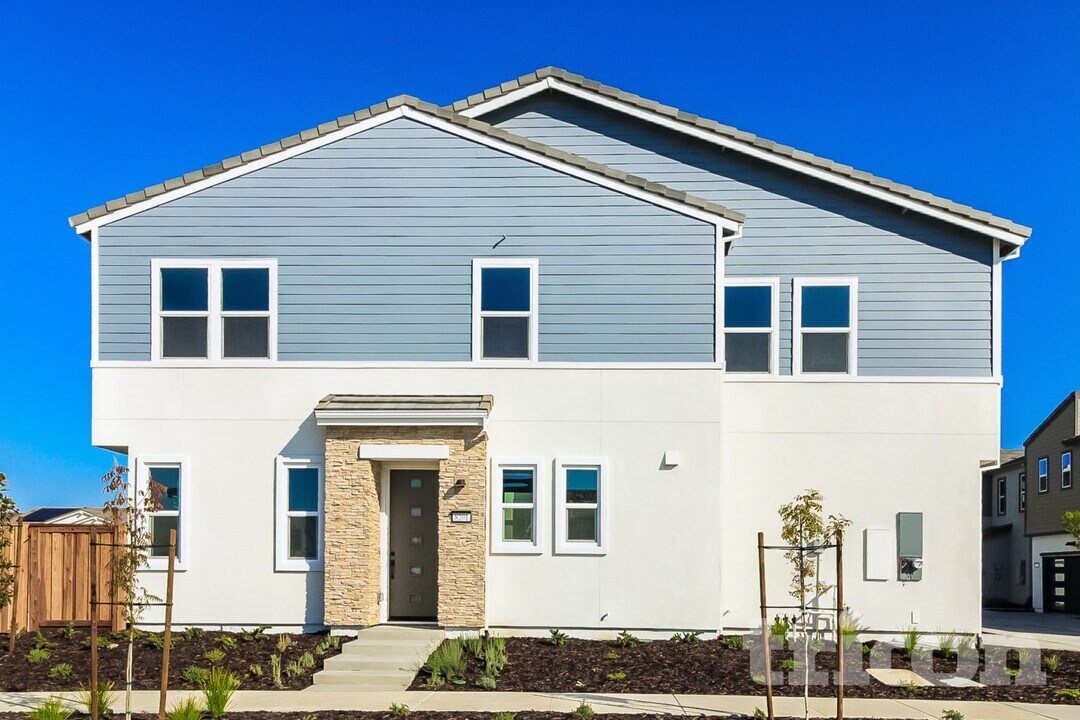 8201 Perla Wy in Sacramento, CA - Building Photo